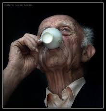 anziano che beve caffè